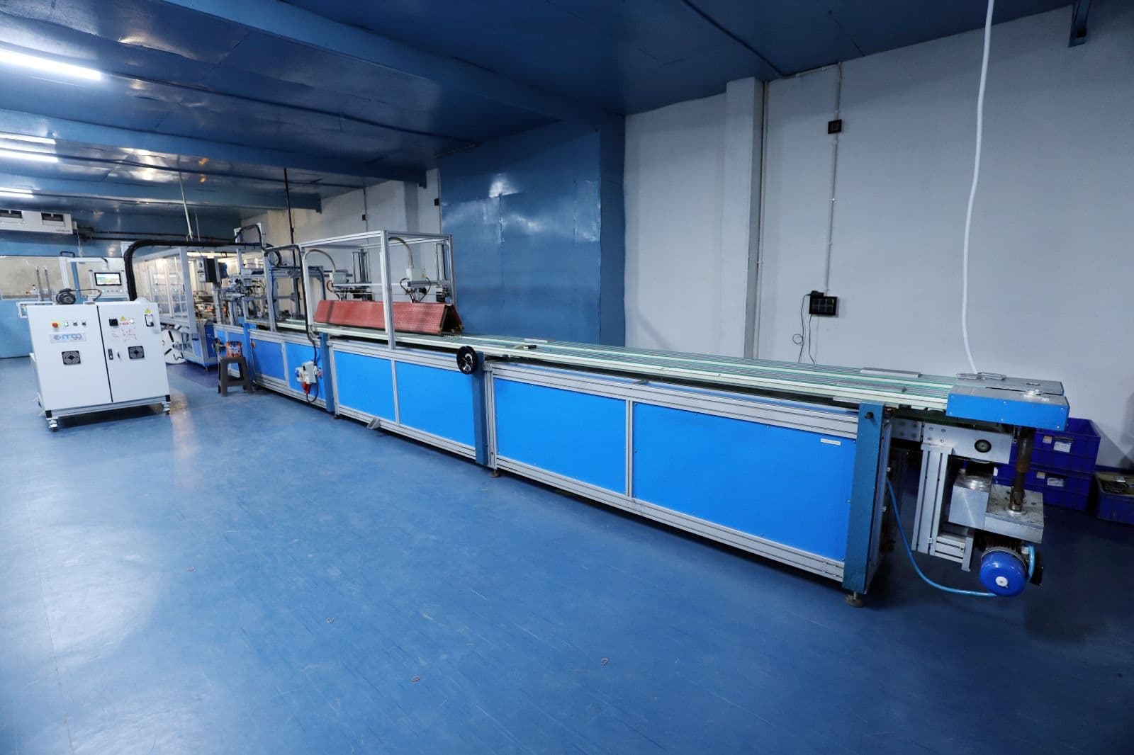 Long curing conveyor running through the plant
