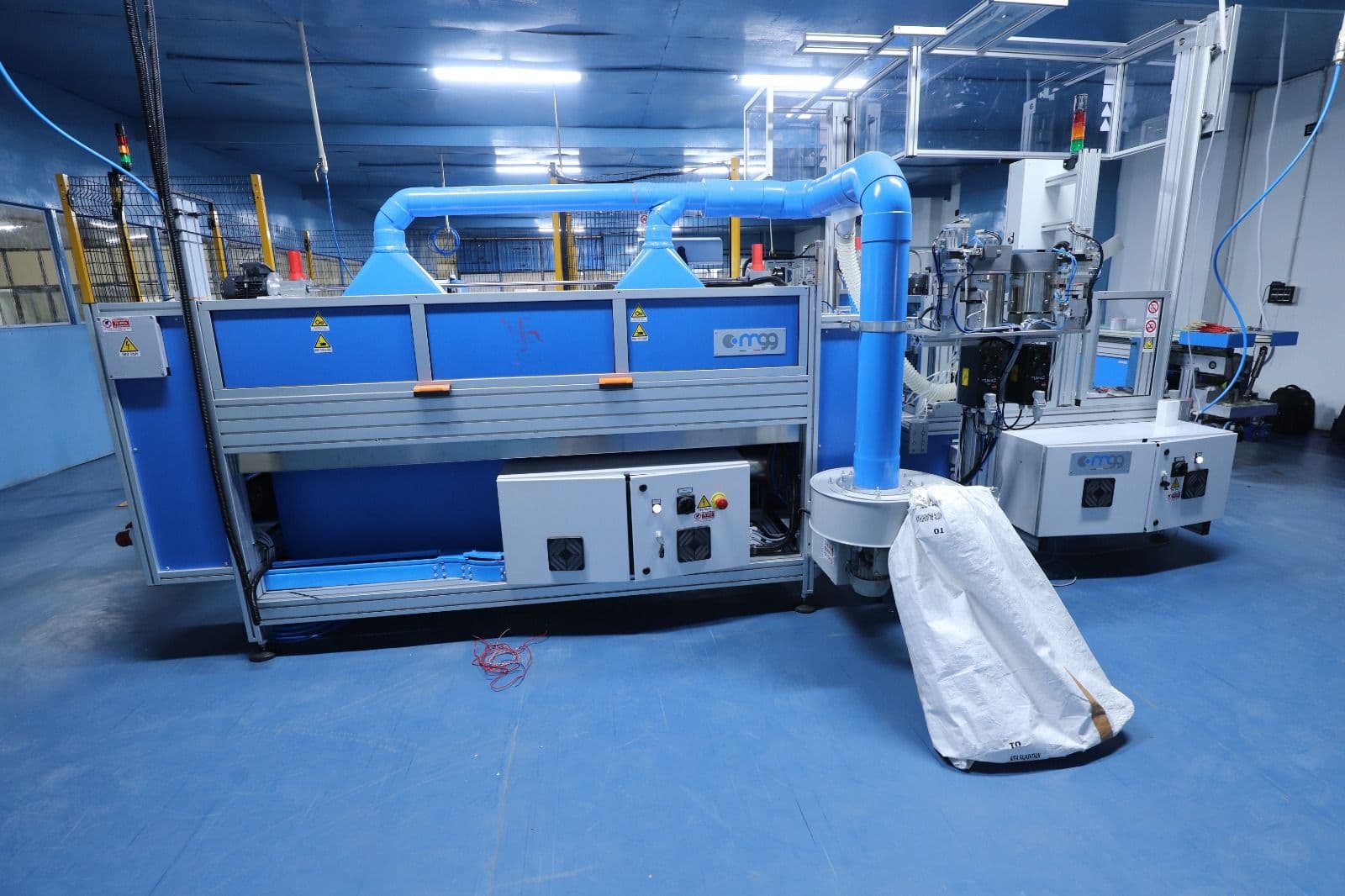 Finishing machine with dust extraction ducts