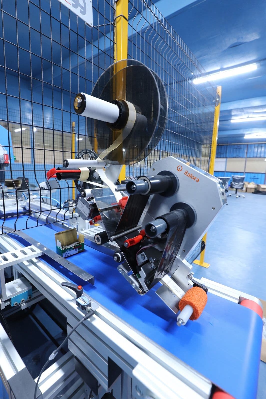 Automatic labelling machine applying batch-coded labels