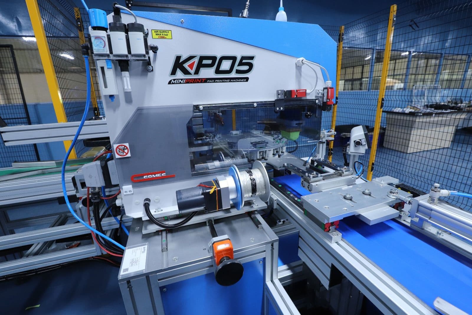Pad printing machine applying a logo to handles